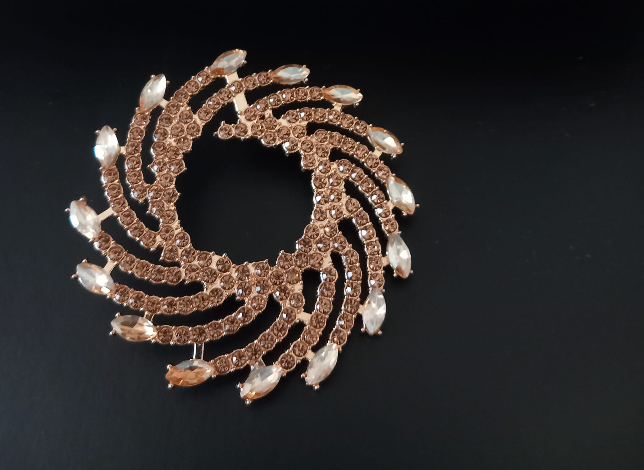 Boucles d’oreilles “Aura Champagne” – Cercle de strass glamour