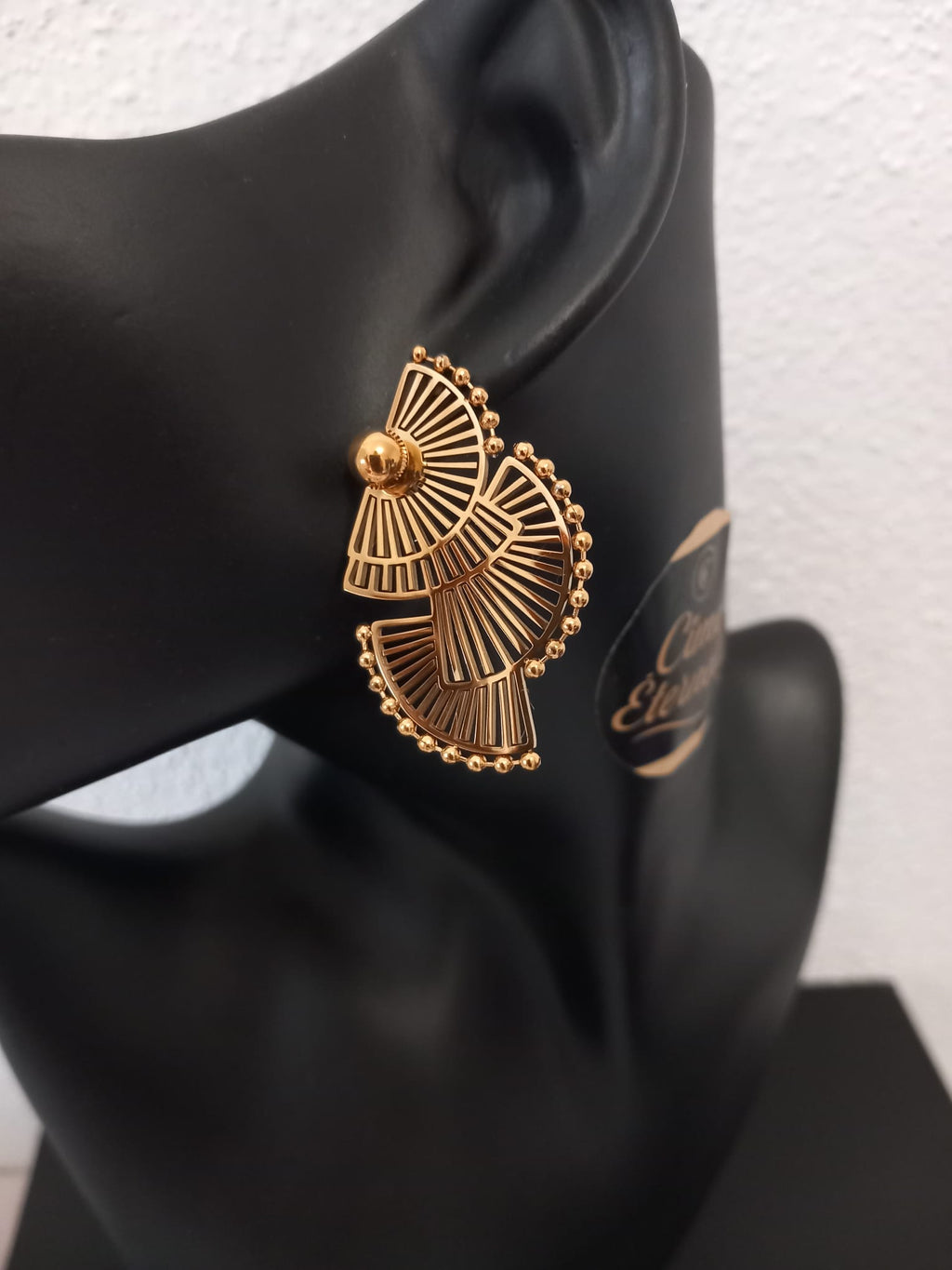 Boucles d’Oreilles éventail doré – Élégance géométrique