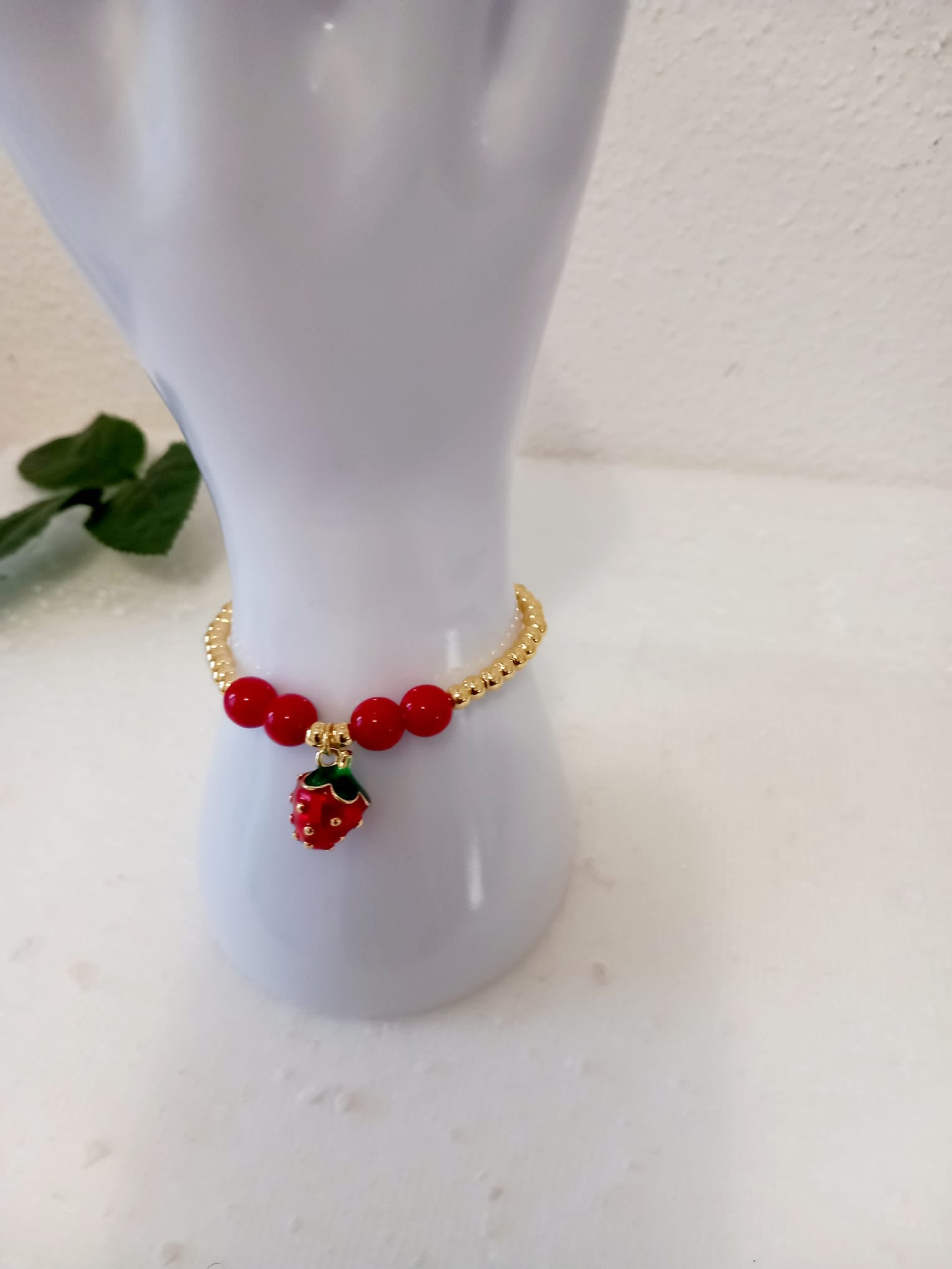 Bracelet Fraise Doré – Douceur & Style